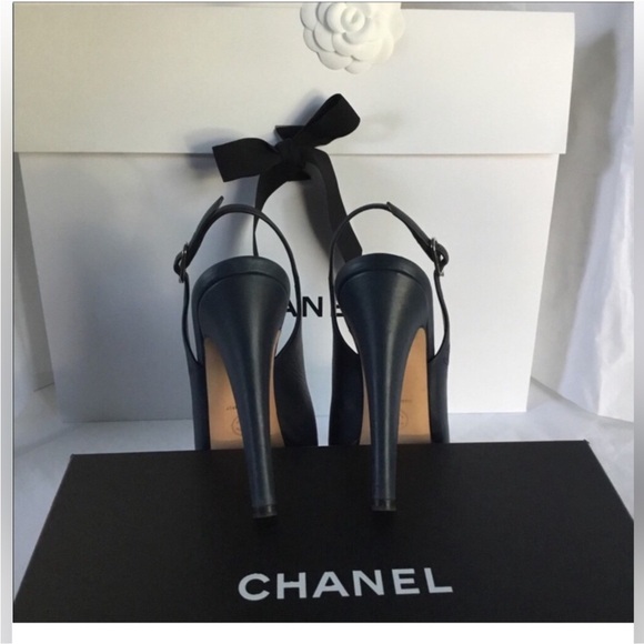 CHANEL - Picture 2 of 16